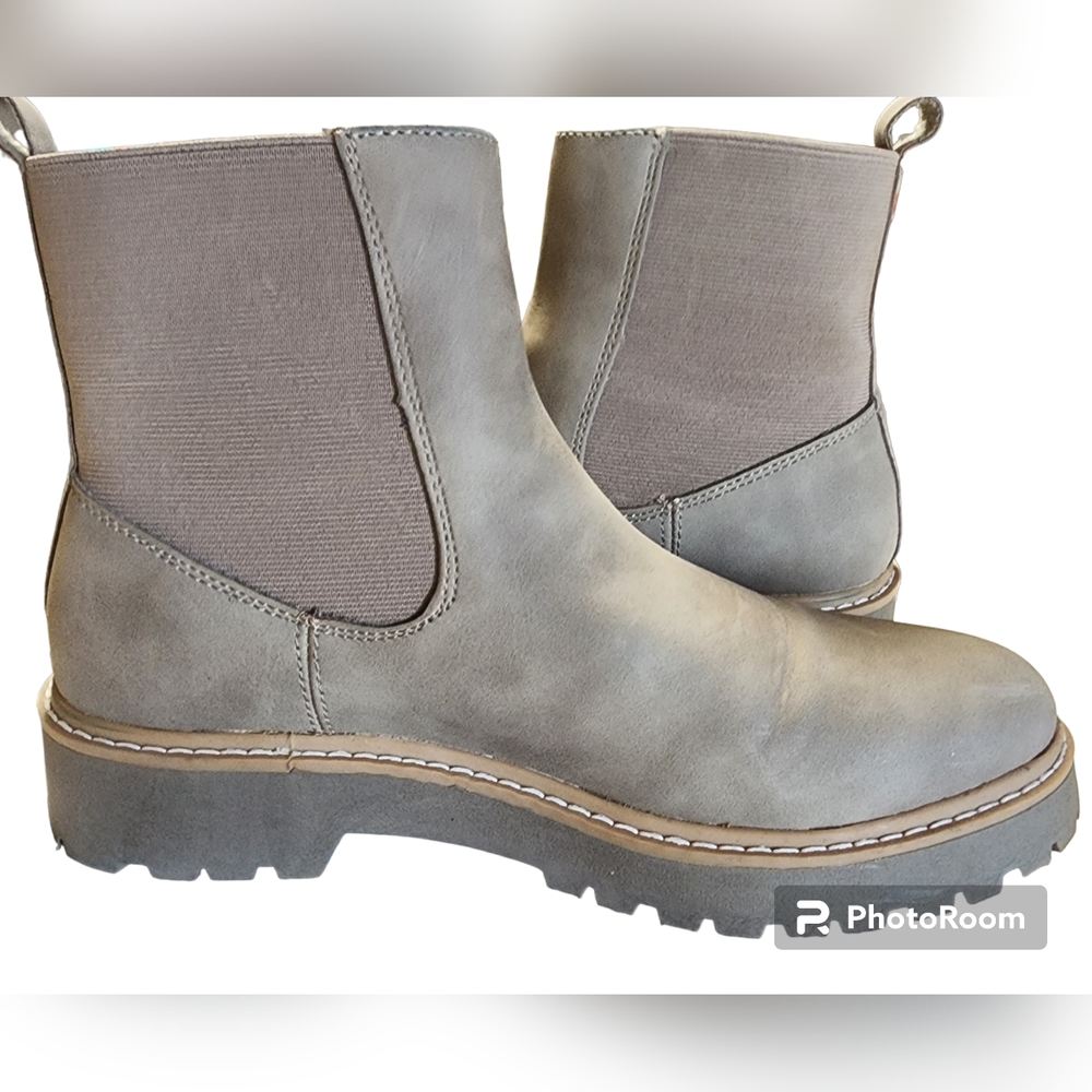 DV Chelsea Boots